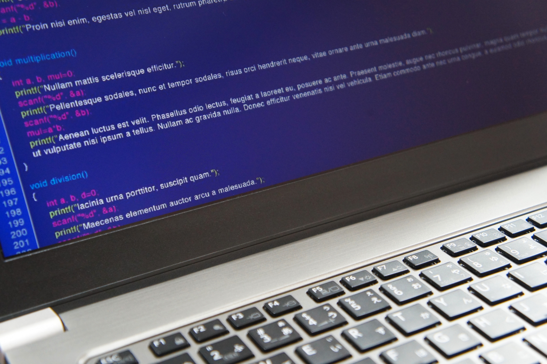 ノートパソコンに表示されたプログラムのコード。AI時代のプログラミング学習のイメージ